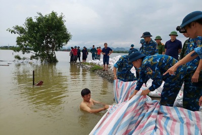 Huyện Chương Mỹ: dùng "người nhái” vá mạch rò đê bao Gò Khoăm