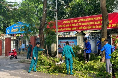 Cán bộ, Nhân dân quận Thanh Xuân “tổng lực” vệ sinh môi trường sau bão