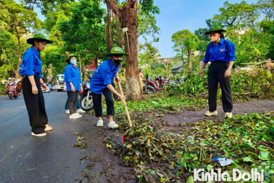 [Ảnh]: Người dân Hà Nội dọn vệ sinh môi trường khắc phục hậu quả bão Yagi