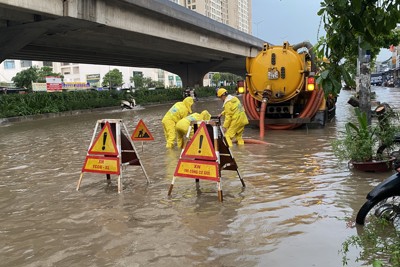 Hà Nội: công nhân thoát nước căng mình khơi thông ngập úng