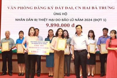 Quận Hai Bà Trưng: trao 2,49 tỷ đồng ủng hộ người dân bị thiệt hại do bão