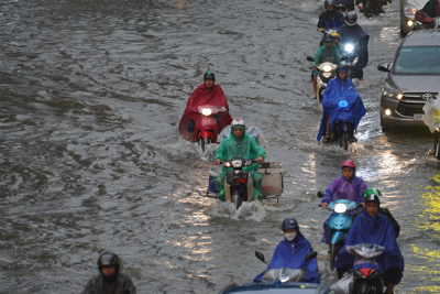 Sáng đầu tuần, giao thông Hà Nội tê liệt do ngập úng 