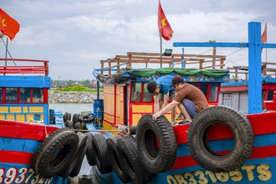 Quảng Bình: ngư dân chằng buộc tàu thuyền "chạy đua" chống bão