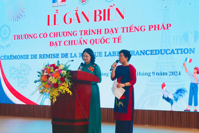 Gắn biển Trường THCS Giảng Võ có chương trình dạy tiếng Pháp đạt chuẩn quốc tế