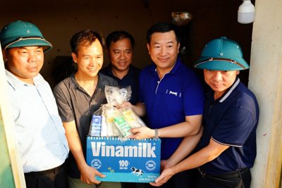 Vinamilk hỗ trợ, động viên người dân và trẻ em các vùng ngập lụt sau bão