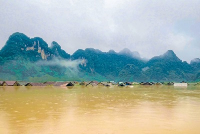 Quảng Bình: mưa lớn, hàng trăm nhà dân ngập sâu trong nước lũ