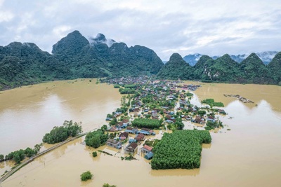 Quảng Bình: hàng nghìn nhà dân bị ngập sâu trong nước lũ