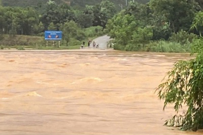 Hà Tĩnh: nước lũ dâng cao, toàn bản Rào Tre bị cô lập