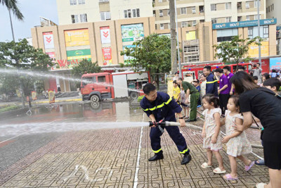 Hàng nghìn người dân, học sinh trải nghiệm thực hành chữa cháy, cứu nạn cứu hộ