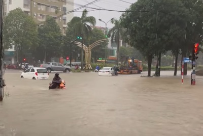 Nghệ An: nhiều tuyến đường tại Vinh "thất thủ" vì mưa ngập sâu