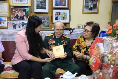 Lãnh đạo TP Hà Nội thăm, tặng quà cựu chiến binh tiếp quản Thủ đô