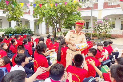 Công an quận Bắc Từ Liêm tuyên truyền ATGT cho hơn 15.000 học sinh, giáo viên