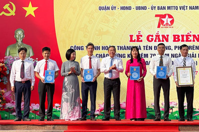 Quận Hà Đông gắn biển công trình chào mừng 70 năm Ngày Giải phóng Thủ đô