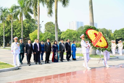 Lãnh đạo Thành phố Hà Nội dâng hương tại Nghĩa trang Mai Dịch