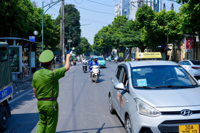 Xử lý nghiêm tình trạng taxi dừng, đỗ xe trước cổng Bệnh viện 108