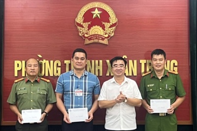 Khen thưởng đột xuất các tập thể có thành tích tuyên truyền GPMB phố Nguyễn Tuân