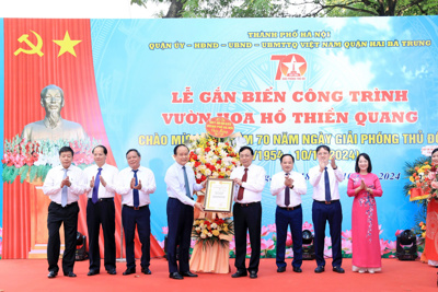 Lãnh đạo TP gắn biển công trình kỷ niệm 70 năm Giải phóng Thủ đô tại Quận Hai Bà Trưng