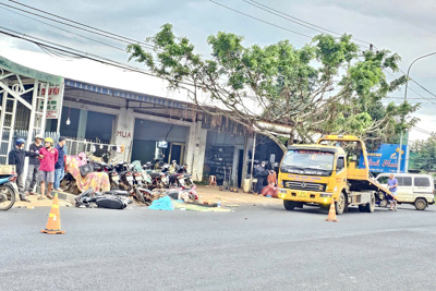 Đắk Lắk: xe máy va chạm với ô tô, một em học sinh tử vong