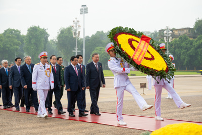 Các đồng chí lãnh đạo Đảng, Nhà nước và đại biểu Quốc hội vào Lăng viếng Chủ tịch Hồ Chí Minh