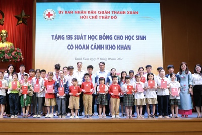 Quận Thanh Xuân: tặng học bổng cho 135 học sinh có hoàn cảnh khó khăn