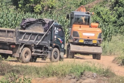 Quảng Ninh: công khai đào, xúc và vận chuyển trái phép đất tại xã Sông Khoai