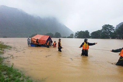 Miền Trung thiệt hại nặng nề do mưa lũ, nhiều nơi vẫn chìm trong biển nước