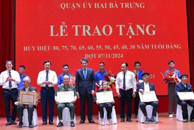 Trưởng ban Nội chính Thành ủy trao Huy hiệu tặng các đảng viên lão thành