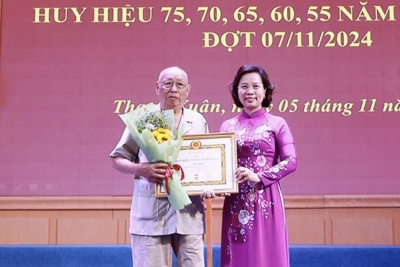 Quận ủy Thanh Xuân trao Huy hiệu Đảng tặng các đảng viên lão thành