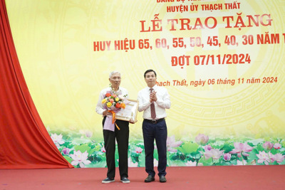 Đảng bộ huyện Thạch Thất trao tặng huy hiệu Đảng đợt 7/11 cho 118 đảng viên