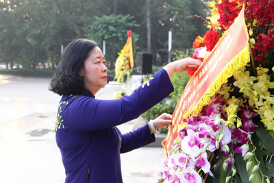 Lãnh đạo TP Hà Nội dâng hoa kỷ niệm 107 năm Cách mạng Tháng Mười Nga