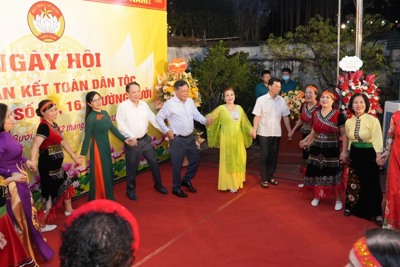 Phó Bí thư Thường trực Thành ủy Nguyễn Văn Phong dự Ngày hội Đại đoàn kết tại quận Tây Hồ