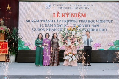 Quận Hai Bà Trưng:Trường Tiểu học Vĩnh Tuy đón nhận Cờ thi đua của Chính phủ