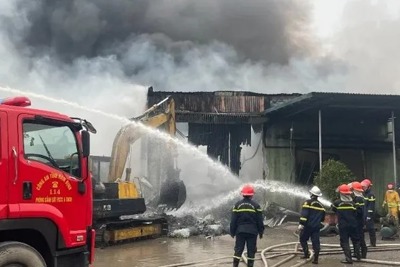 Nam Định: cháy lớn tại kho vải trong khu công nghiệp Hòa Xá