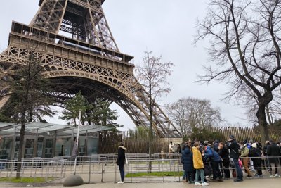 Tháp Eiffel bất ngờ gặp hỏa hoạn trước dịp Giáng Sinh, hàng nghìn người sơ tán