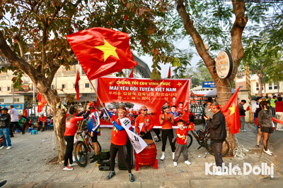 Hàng nghìn cổ động viên tới sân Việt Trì tiếp lửa cho đội tuyển Việt Nam