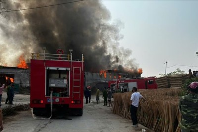 Lạng Sơn: cháy ngùn ngụt tại cơ sở ép mùn, khói đen cao hàng chục mét