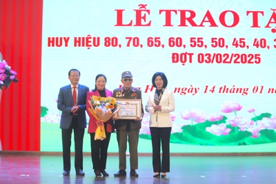 Ứng Hoà: trao Huy hiệu Đảng cho 237 đảng viên