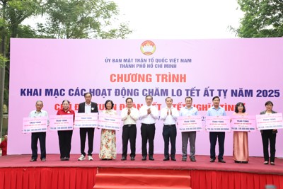 Mặt trận Tổ quốc tặng hơn 200.000 suất quà Tết Nguyên đán cho người khó khăn