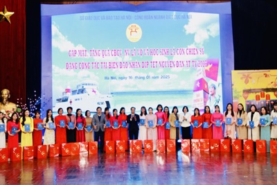 Hà Nội: ngành giáo dục trao quà cho hơn 1.900 giáo viên, học sinh dịp Tết