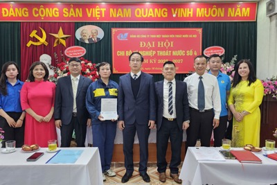 Khen thưởng công nhân thoát nước phát hiện hành vi xả thải sai quy định