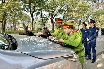 Hoàn Kiếm: Xử lý nghiêm phương tiện dừng, đỗ sai quy định trên các tuyến phố