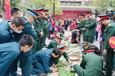 Tết nhân ái, thắm tình quân dân ở quận Thanh Xuân