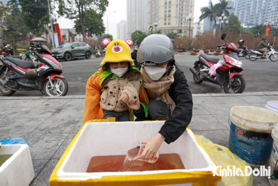 Hà Nội: người dân tấp nập thả cá chép tiễn ông Táo theo kiểu mới