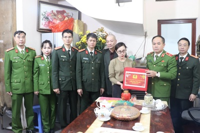 Lãnh đạo Công an TP Hà Nội thăm, chúc Tết gia đình 2 Liệt sỹ