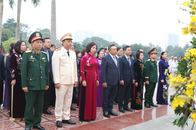 Lãnh đạo Thành phố Hà Nội dâng hương tại Nghĩa trang Mai Dịch