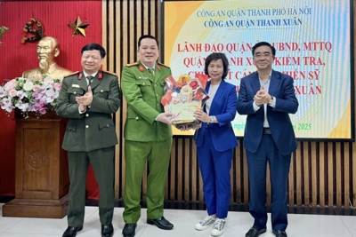 Lãnh đạo quận Thanh Xuân thăm, chúc Tết cán bộ, chiến sĩ Công an quận