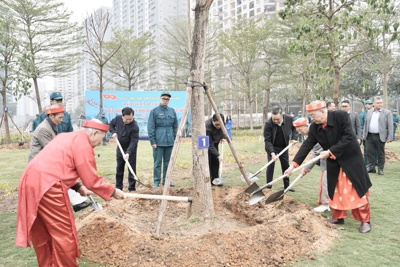 Chủ tịch UBND Thành phố Hà Nội dự Tết trồng cây tại Công viên hồ Phùng Khoang