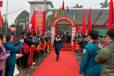 100 thanh niên quận Long Biên lên đường nhập ngũ