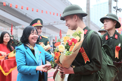 Bí thư Thành ủy Hà Nội Bùi Thị Minh Hoài động viên tân binh quận Ba Đình lên đường nhập ngũ