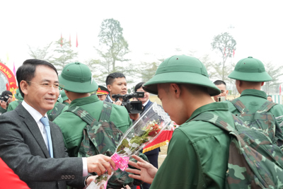 Phó Chủ tịch UBND TP Nguyễn Trọng Đông động viên tân binh lên đường nhập ngũ